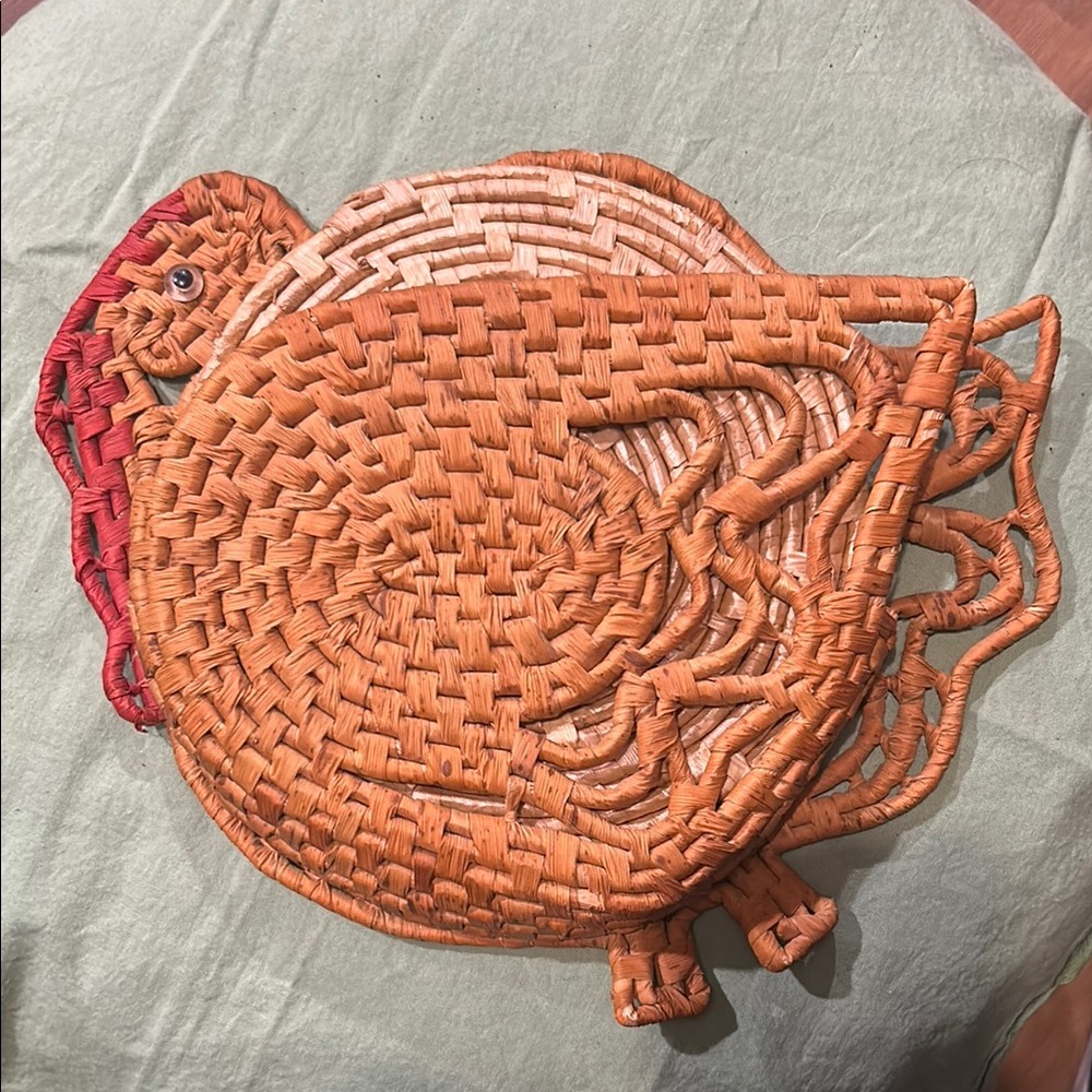 Woven Red Rooster Placemat Holder with Placemats